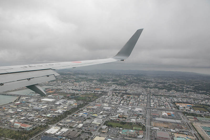 JALワンワンJETは安定した飛行を続け、無事に那覇空港へ到着。雨の予報もあったが、なんとか曇り空を保っていた