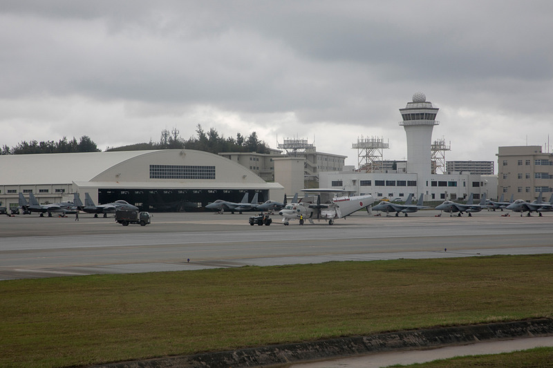 JALワンワンJETは安定した飛行を続け、無事に那覇空港へ到着。雨の予報もあったが、なんとか曇り空を保っていた
