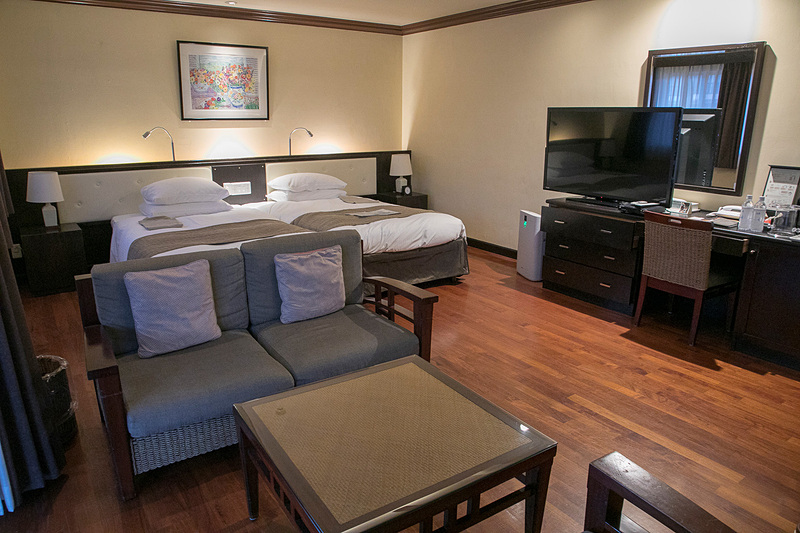 2名用の部屋。十分な広さのバスとトイレも付いている