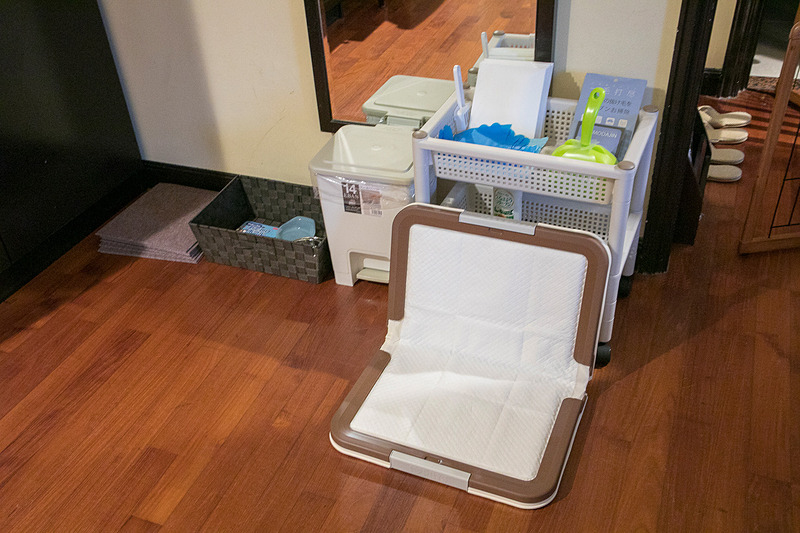 愛犬用のアメニティは23種類。飼い主の外出時やルームサービスなどが来たときに愛犬が飛び出さないよう、玄関ゲートも用意している