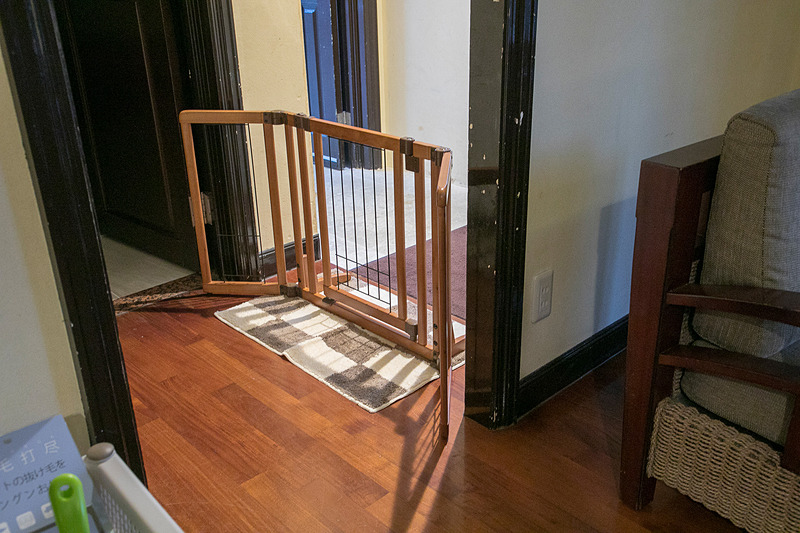 愛犬用のアメニティは23種類。飼い主の外出時やルームサービスなどが来たときに愛犬が飛び出さないよう、玄関ゲートも用意している