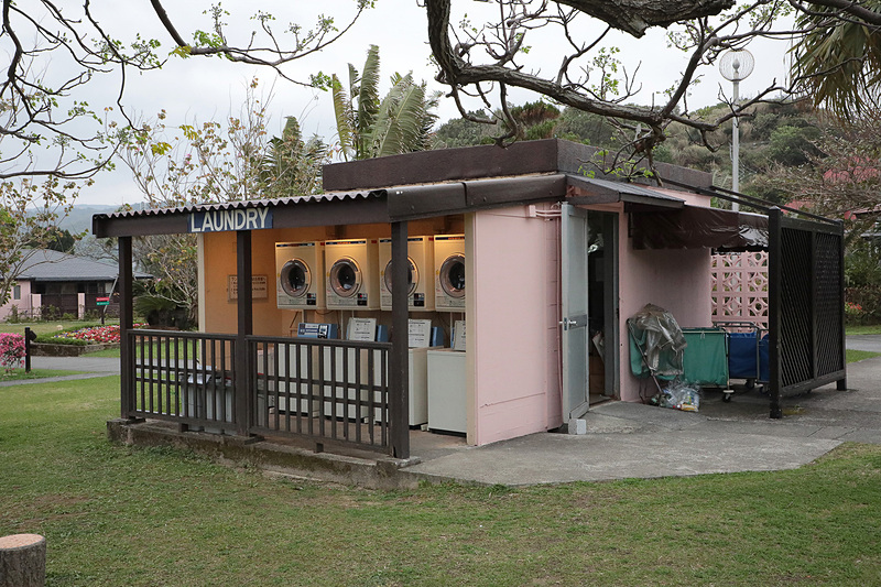 長期滞在用にランドリーコーナーもある。これは人間用