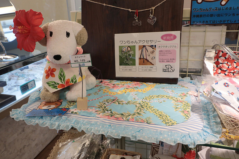 ウエアなどを扱うショップでは犬用のスカーフやマットなども販売