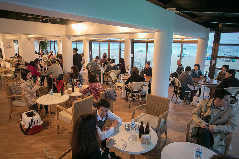 ウエルカムパーティー会場に参加者が集まる