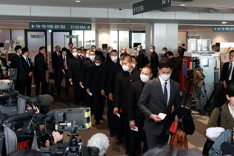 14番搭乗口に向かう選手団