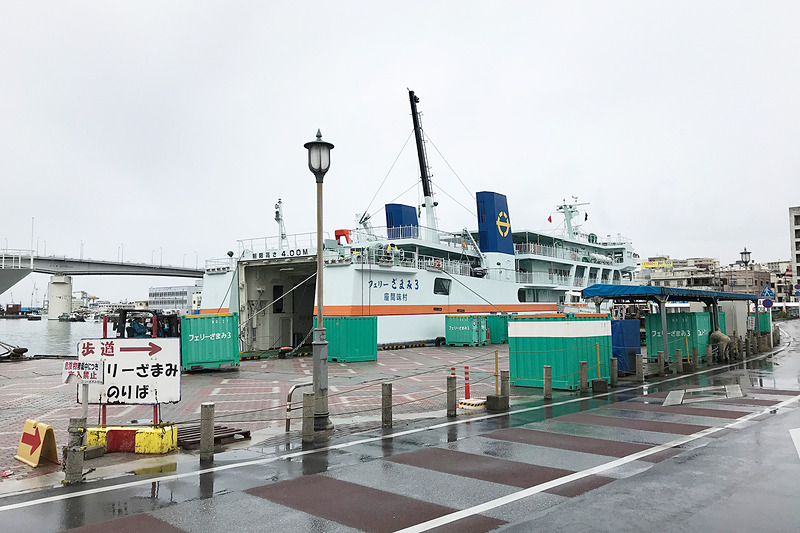 那覇空港から泊港へはタクシーで約15分。ここから座間味島へ向けて出発ですの