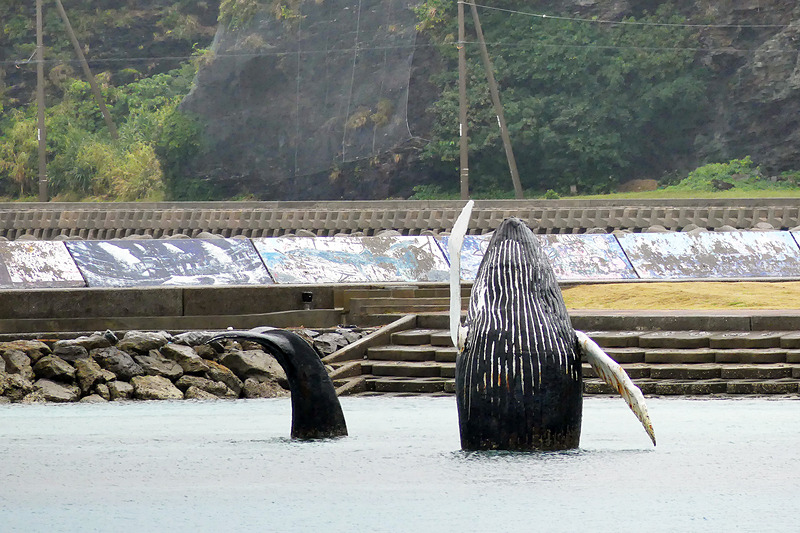 「Welcome！」と言っているようなザトウクジラのオブジェ