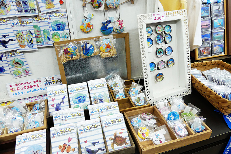 待合所には特産品いろいろ。着いたばかりだというのに早くも物色中