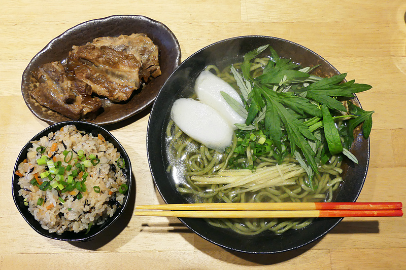 フーチバーそば650円、軟骨ソーキ270円、じゅーしー160円