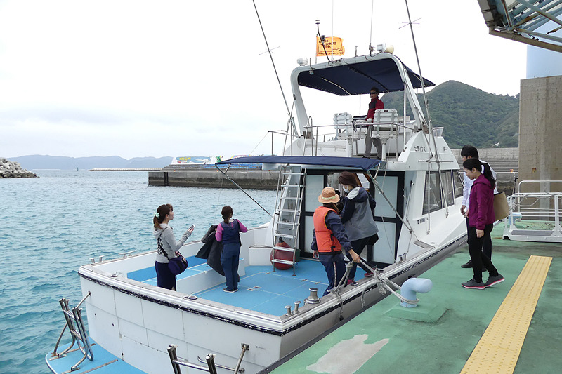 船に乗り込んでいざ出発！（※写真は翌日の阿嘉港出発の様子です）