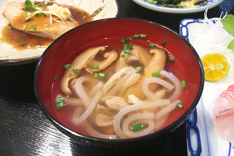 こちらは沖縄の郷土料理の一つ、中身汁（なかみじる）。私の大好物です