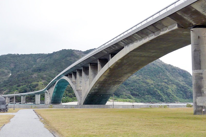 阿嘉大橋。青く見えるところは海の色が反射しているのだと聞いてびっくり！