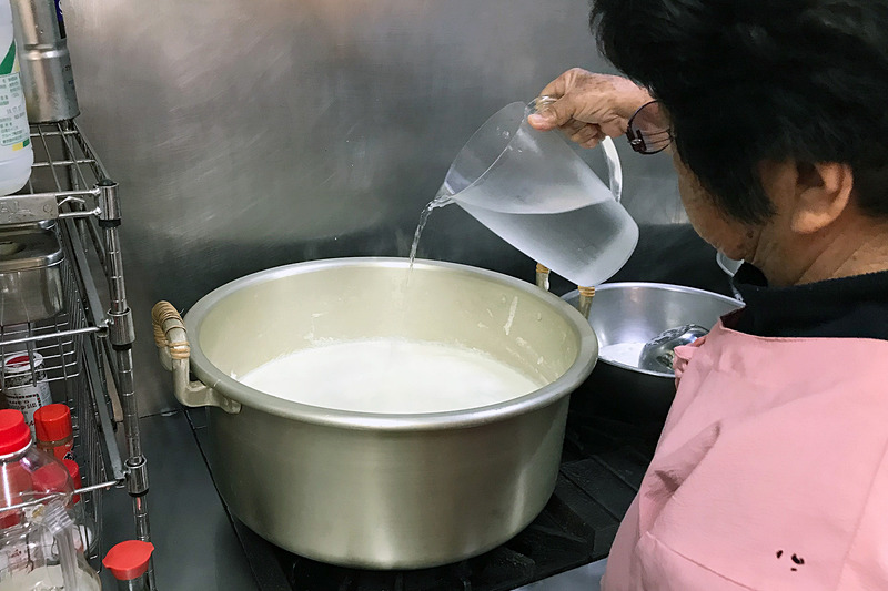 フツフツしてきたら海水を回し入れます