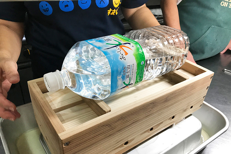 型に流し込んで重しを乗せます