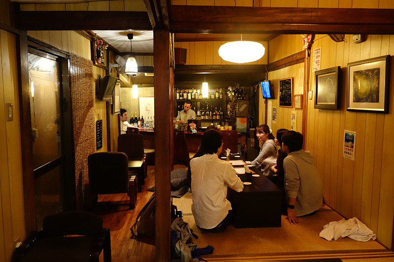奥がカウンター席。くつろげるお座敷席も広々