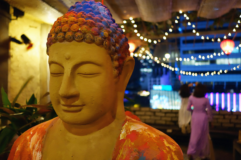 仏像がどど～んと置かれた店内