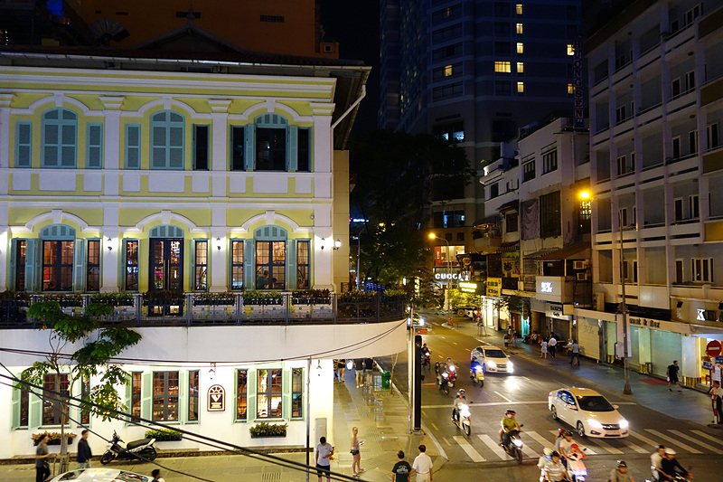 ドンコイ通りにある「KATINAT Cafe」の2階席へ。3万5000ドン（約168円）のコーヒーを飲みながら夜のバイクの波を眺めるの図