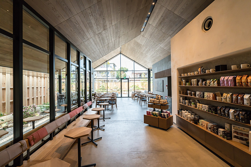 店舗奥へと進む。左手に中庭が見える