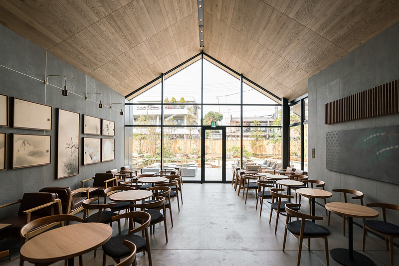 店舗の一番奥が複数人でくつろぐスペース。奥に庭園が望め明るく開放的な空間