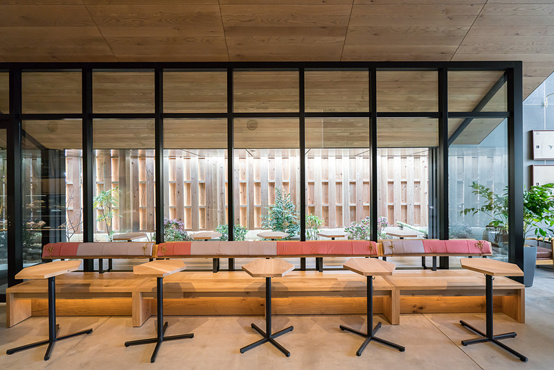 店舗中央部分には屋根の付いた中庭がある