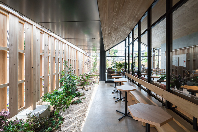 店舗中央部分の中庭に出たところ。屋根があり雨でも利用できる。構造的に庭園ともつながっているのだが、通り抜けは禁止