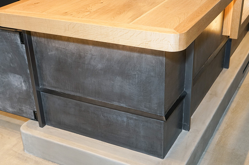 カウンター下は黒漆喰をイメージした作りになっている。カウンターの木材とのコントラストが美しい