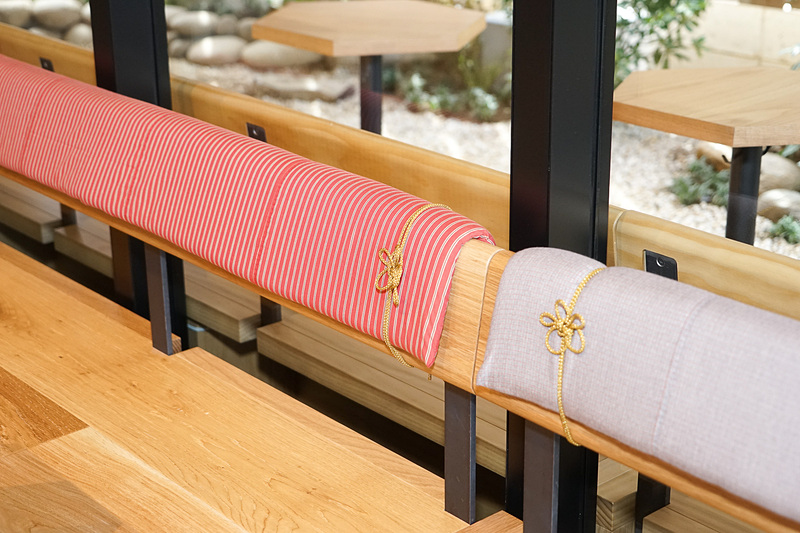 ベンチシート背もたれ部に、あしらわれた「川越唐桟」の背あて