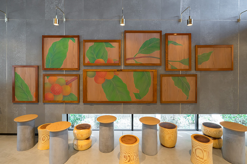 エントランスを入ると左手にあるアート「TIMELESS FRIENDS 3 / Dignity＆Warmth」。コーヒーチェリーと伝統模様で川越とのつながり、歓迎を表現