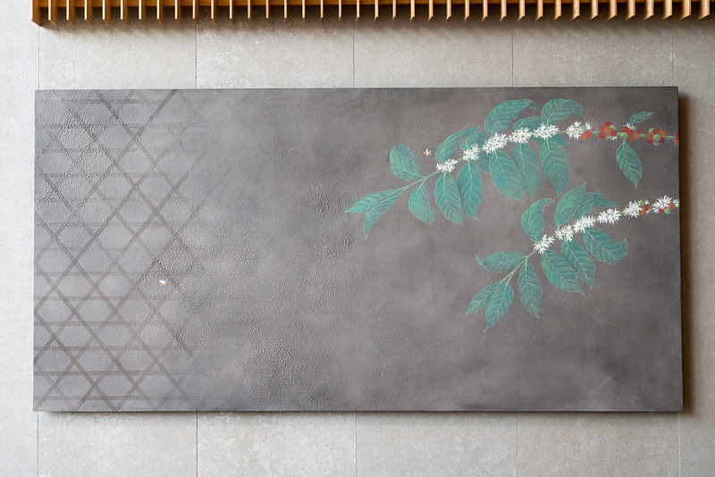 奥の大窓近くにある「TIMELESS FRIENDS 2 / Belonging」。コーヒーと人のフレンドリーな関係をイメージしている