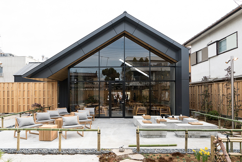 テラス席を正面から。通り側とはまったく異なる趣で、ガルバリウムをまとったモダンなデザイン