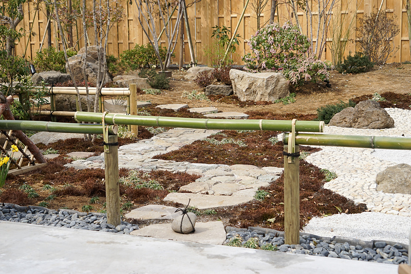 通常、庭園には入場できない。置かれた石は江戸時代にあった進入禁止の印