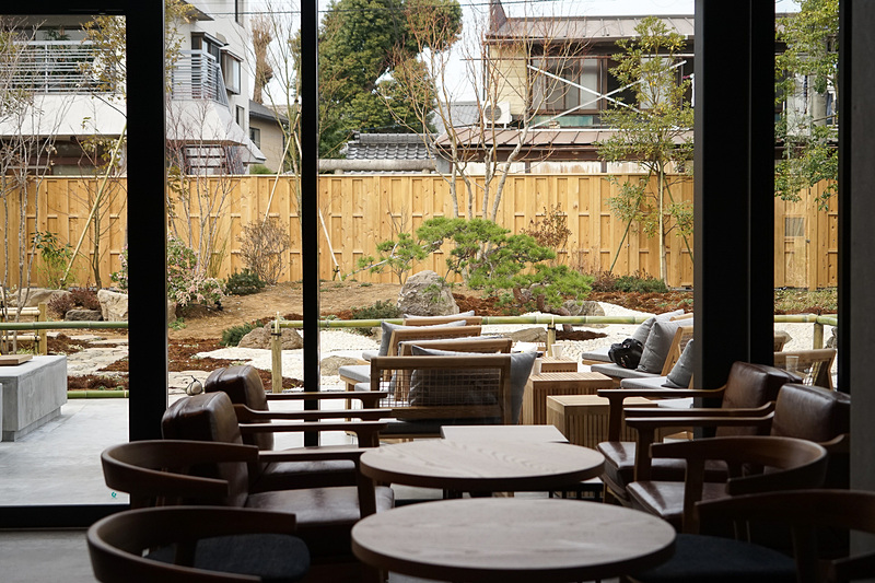 店舗内の座席から庭園を眺めるイメージ