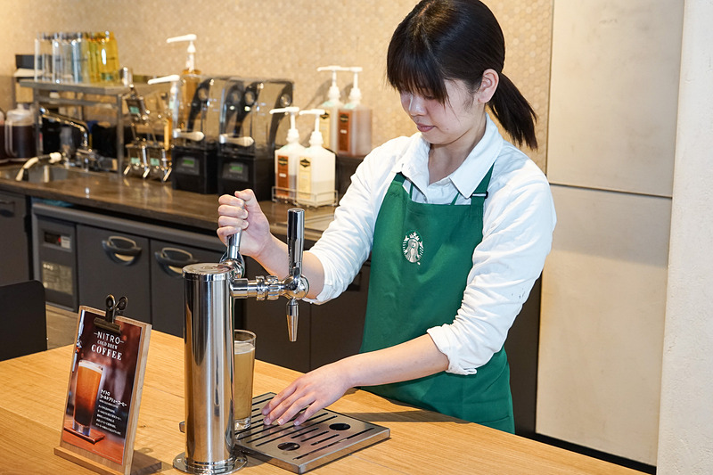 試飲で提供された「ナイトロ コールドブリュー コーヒー」。ビールサーバーのようにタップからゆっくり注いでいく。一部店舗限定メニュー