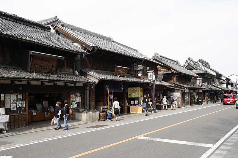 鐘つき通りだけでなく、県道川越・栗橋線にも古い蔵の街並みが広がっている