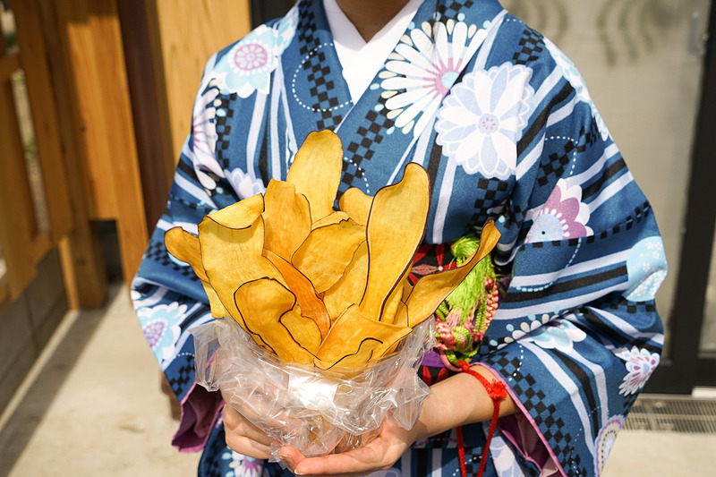 今、鐘つき通りで人気の食べ歩きは「おさつチップ（500円）」らしく、いつも行列ができている