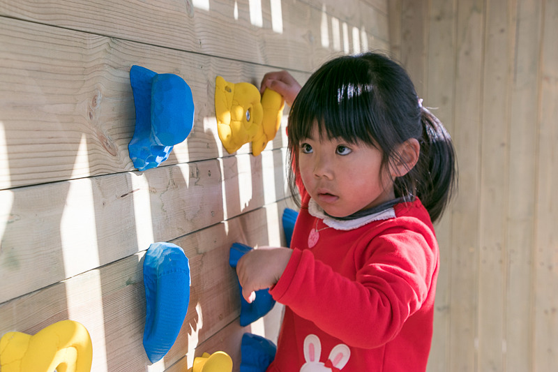 ボルダリングに挑戦する女の子