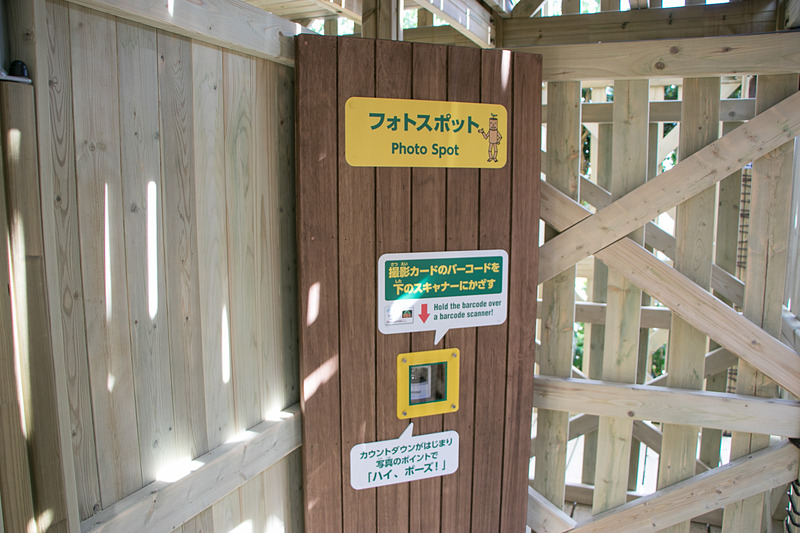 あらかじめ「撮影カード」を入手しておいて、撮影ポイントでバーコードをかざすと、アスレチックポイントに挑む様子を設置カメラが撮影してくれる。ゴール後に設けられているコーナーで撮影データを印刷したり、データのダウンロードができたりといったことが有料で可能