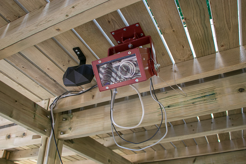 あらかじめ「撮影カード」を入手しておいて、撮影ポイントでバーコードをかざすと、アスレチックポイントに挑む様子を設置カメラが撮影してくれる。ゴール後に設けられているコーナーで撮影データを印刷したり、データのダウンロードができたりといったことが有料で可能