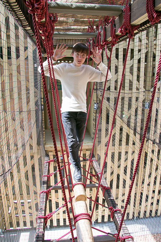 高さがある丸太橋などを子供たちは平気で渡っていく