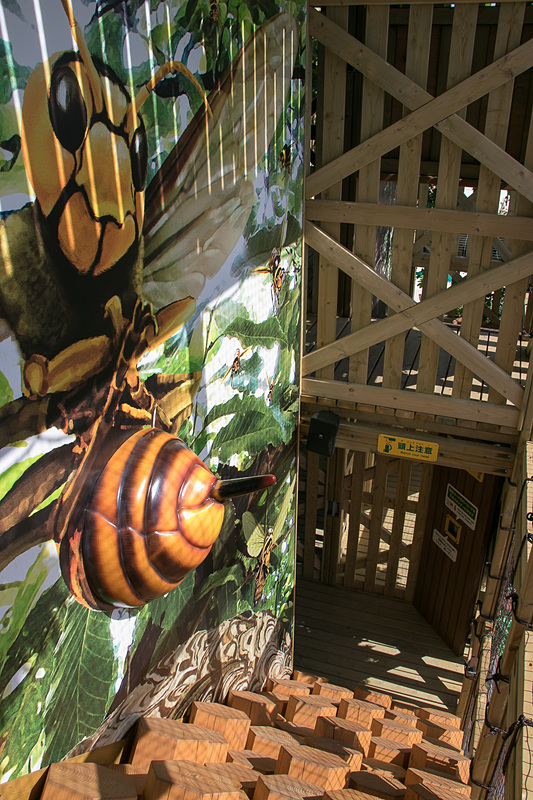 内部は巨大な昆虫のオブジェなどを盛り込んだアスレチックポイントが待ち構えている