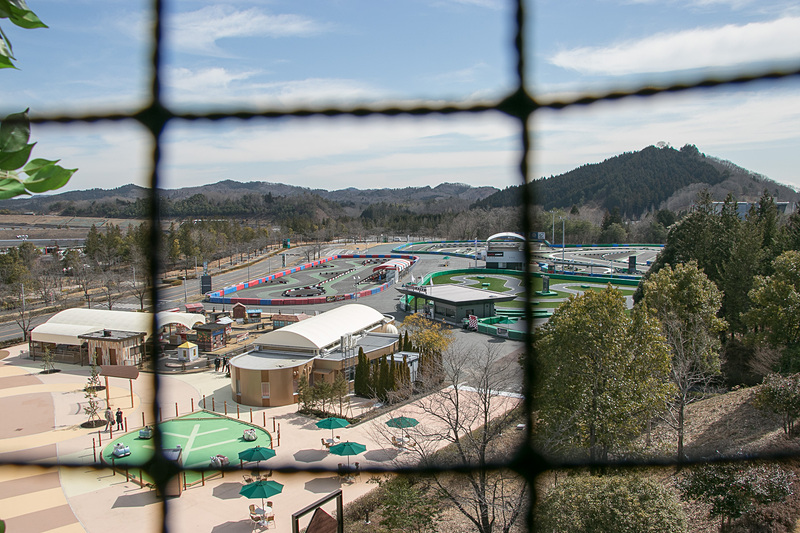 「森感覚アスレチック DOKIDOKI」は高台にあるので、最上階からの見晴らしはとてもよい。登頂記念に鐘を鳴らす