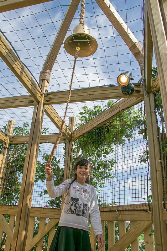 「森感覚アスレチック DOKIDOKI」は高台にあるので、最上階からの見晴らしはとてもよい。登頂記念に鐘を鳴らす