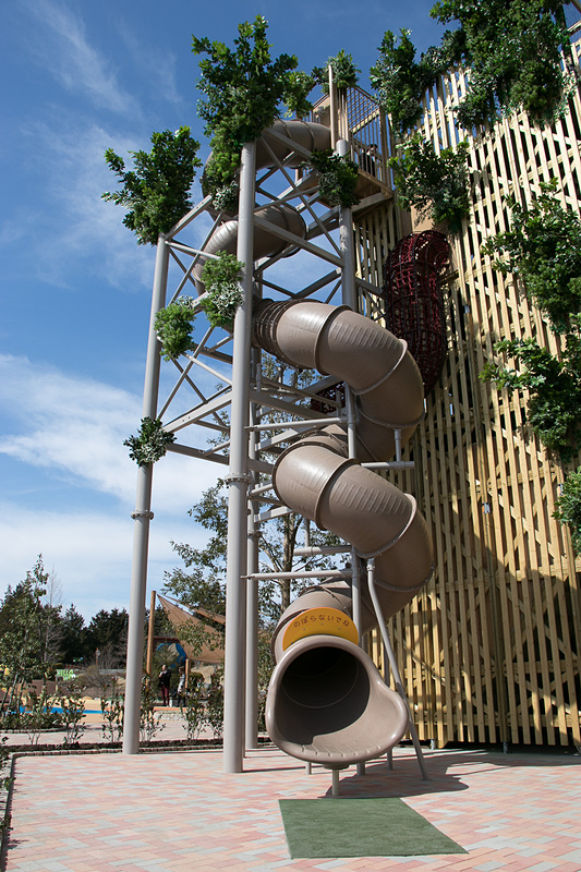 「森感覚アスレチック DOKIDOKI」のクライマックスはぐるぐる回る滑り台で一気に地上まで降りる