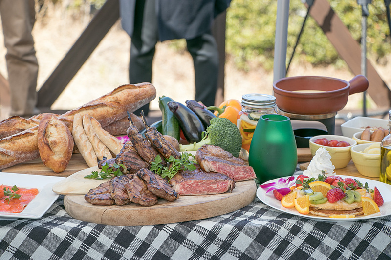 専属シェフが地場食材を使い目の前で調理する「プレミアBBQコース」を堪能できるほか、天体望遠鏡を使った星空観測のサポートやそのほかアクティビティなど「すべてにおいて最高レベルのサービス」を提供する