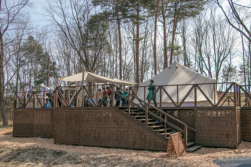 「森と星空のキャンプヴィレッジ」の高台に設けられた「グランピング・ワイド プレミアム」
