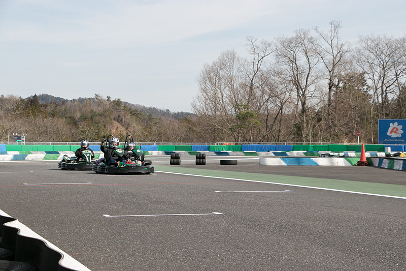 65km/hまでの「タイムアタックセッション」、50km/hまでの「エクスペリエンスセッション」、35km/hまでの「チャレンジカート」の3クラス（時間帯を分けて走行）から挑戦できる