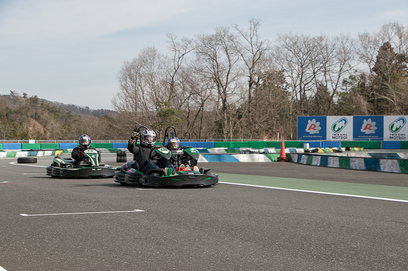 65km/hまでの「タイムアタックセッション」、50km/hまでの「エクスペリエンスセッション」、35km/hまでの「チャレンジカート」の3クラス（時間帯を分けて走行）から挑戦できる