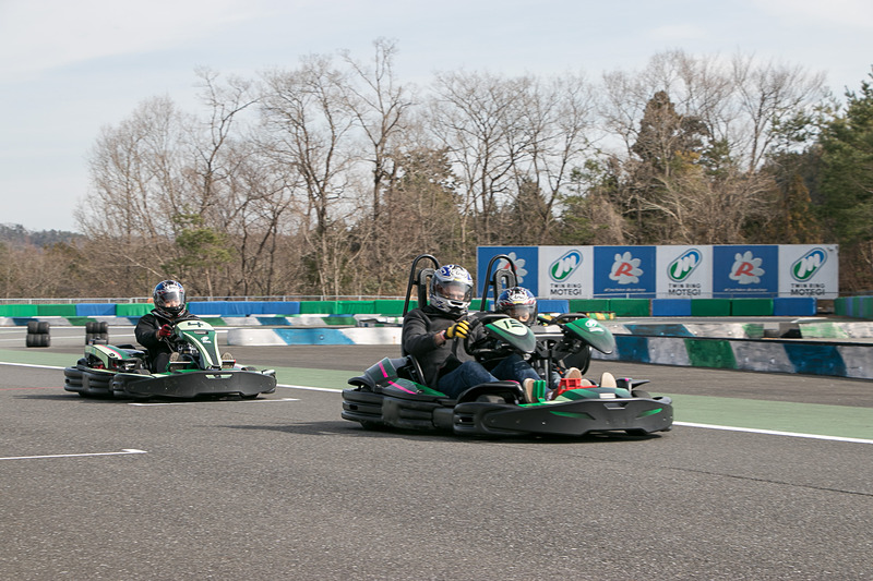 65km/hまでの「タイムアタックセッション」、50km/hまでの「エクスペリエンスセッション」、35km/hまでの「チャレンジカート」の3クラス（時間帯を分けて走行）から挑戦できる