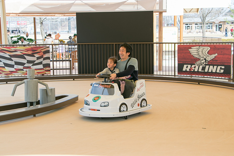 「ワイルドレーサー」ではスライドするミニカーに乗車してドリフト気分を味わえる