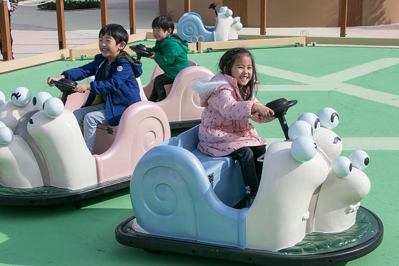 「おさんぽでんでん」は2人乗りのかたつむりマシーンで、のんびり運転を楽しめる